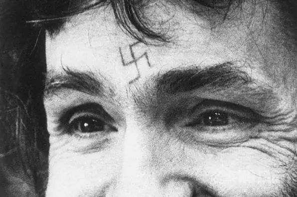 Hình Xăm Chữ Vạn Trên Trán