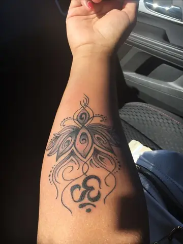 Hình Xăm Hoa Sen Kết Hợp Chú Om Mani Padme Hum