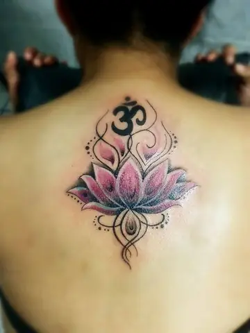 Hình Xăm Hoa Sen Kết Hợp Chú Om Mani Padme Hum