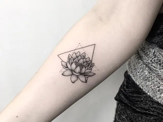 Hình Xăm Hoa Sen Phật Giáo Có Ý Nghĩa Gì?
