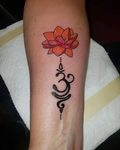 Hình Xăm Hoa Sen Kết Hợp Chú Om Mani Padme Hum