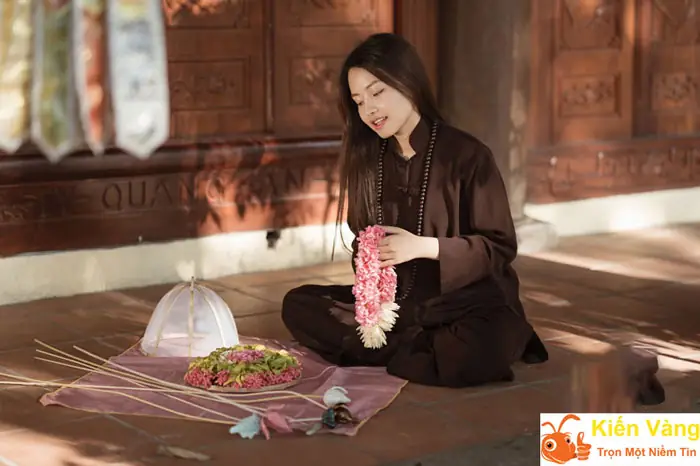 Hiểu Chi Tiết Cụm Hoa Rơi Cửa Phật, Như Sau: