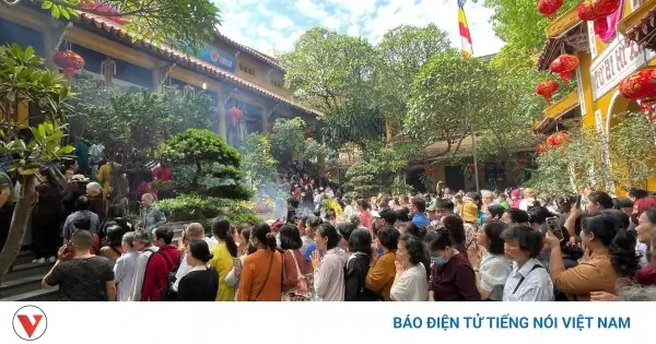 Phật Tử Hân Hoan Dự Đại Lễ Phật Đản 2025 Tại Chùa Quán Sứ
