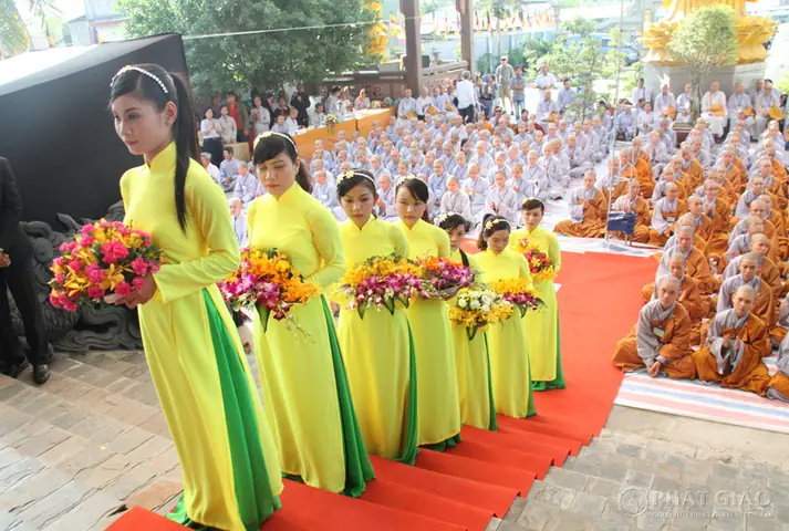 Kiếp Này Dâng Hoa Cúng Dường Tam Bảo, Kiếp Sau Hưởng Quả Xinh Đẹp?