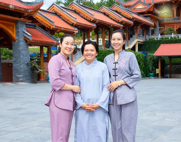 Niềm Hạnh Phúc Hiện Rõ Trên Khuôn Mặt Của Duy Phương Và Các Bạn Khi Được Về Thăm Ngôi Già Lam Ba Vàng