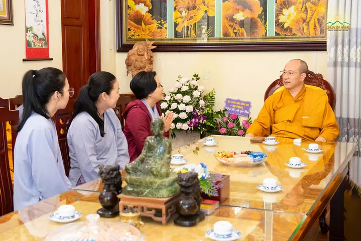 Duy Phương (áo Đỏ) Cùng Các Bạn Đồng Tu Vấn An Sư Phụ Tại Phòng Khách