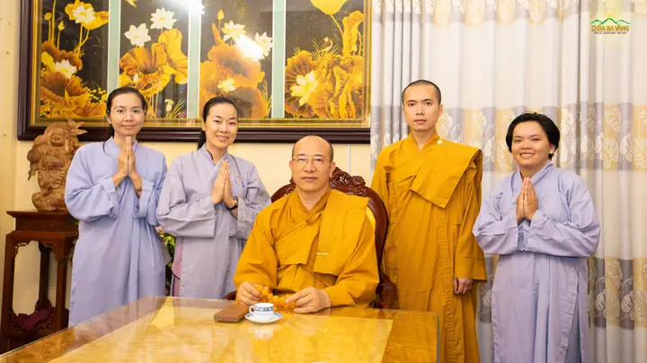 Duy Phương Cùng Các Đồng Nghiệp Chụp Ảnh Lưu Niệm Cùng Sư Phụ Và Chư Tăng