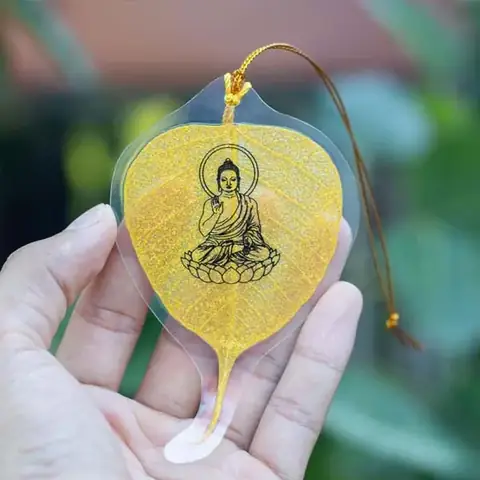 Tiến Hành In Hình Đức Phật Ở Giữa Bằng Mực Chuyên Dụng Hoặc Dát Vàng, Bạc Tùy Nhu Cầu