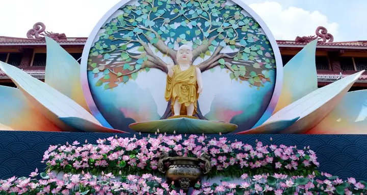 [ảnh] Không Khí Kính Mừng Phật Đản Tại Lễ Đài Chính Của Phật Giáo ...