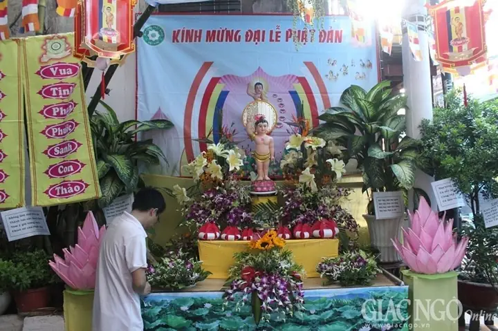 Phật Tử Thành Kính Thiết Trí Lễ Đài Phật Đản Tại Tư Gia | Giác Ngộ Online