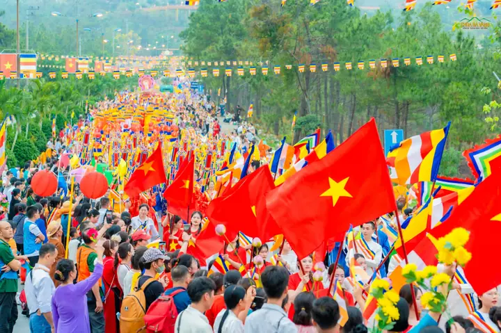 Diễu Hành Xe Hoa - Rộn Ràng Đất Trời Thành Đẳng Kính Mừng Đức Thế Tôn Đản Sinh