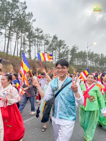 Diễu Hành Xe Hoa - Rộn Ràng Đất Trời Thành Đẳng Kính Mừng Đức Thế Tôn Đản Sinh