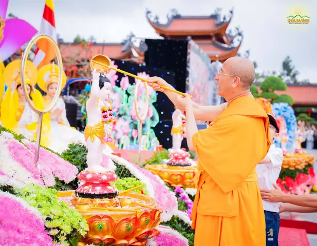 Lắng Đọng, Linh Thiêng Nghi Lễ Dâng Nước Cúng Dường Tắm Phật Và Nhiễu Đăng