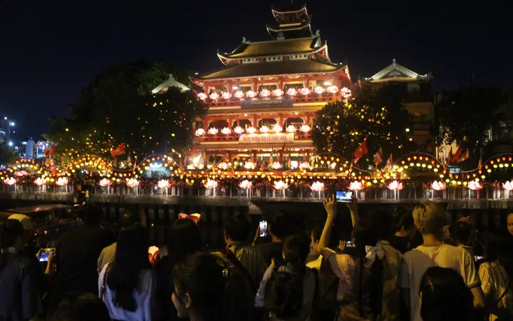 Kinh Nghiệm Đi Thả Hoa Đăng Lễ Phật Đản Tại Chùa Pháp Hoa- Ảnh 2.