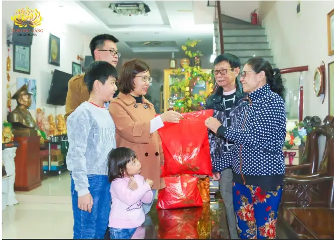 Tặng Quà Cha Mẹ, Tổ Chức Liên Hoan Gia Đình