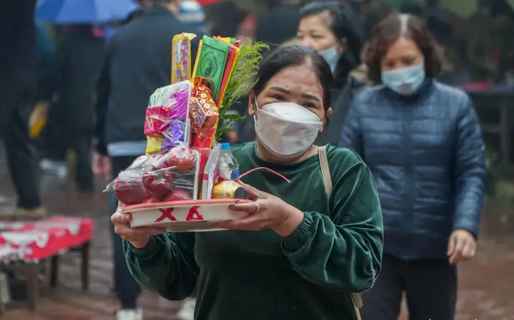 Người Hà Nội Đội Mưa Đi Lễ Phủ Tây Hồ Ngày Rằm Tháng Giêng