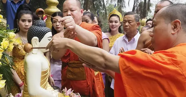 Đặc Sắc Nghi Lễ Tắm Tượng Phật Của Người Khmer Trong Ngày Đầu Năm