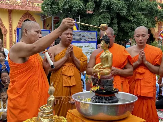 Lễ Tắm Phật Trong Tết Cổ Truyền Chôl Chnăm Thmây Của Đồng Bào ...