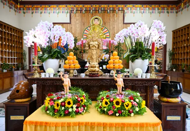 Lễ Tắm Phật Tiếng Anh Là Gì? Ý Nghĩa Và Nghi Thức Trong Phật Giáo