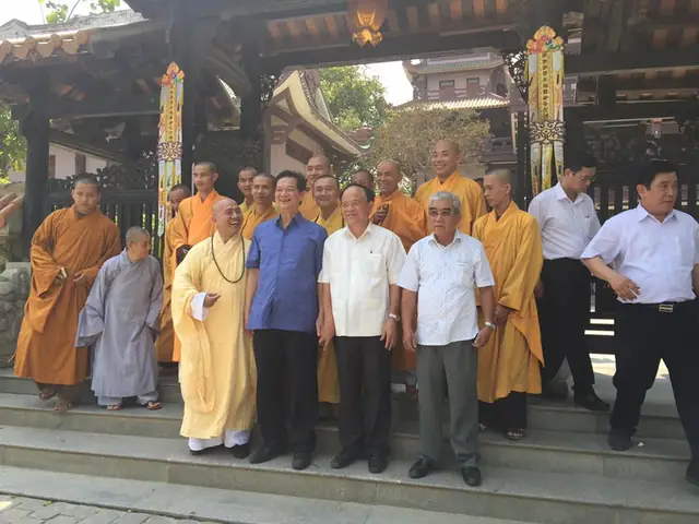 “ba Dũng” Lên Chùa Lễ Phật! - Hội Quán Phi Dũng