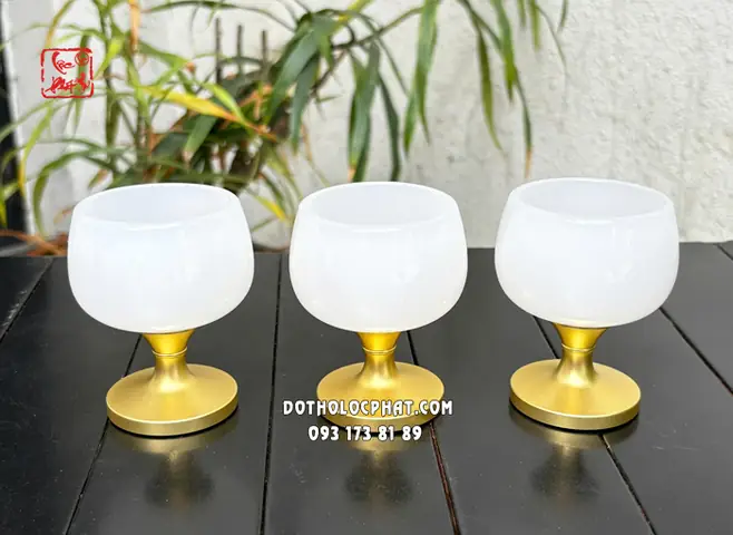 Ly Pha Lê Cúng Phật: Ý Nghĩa, Lựa Chọn Và Cách Sử Dụng Trong Đời Sống Tín Ngưỡng