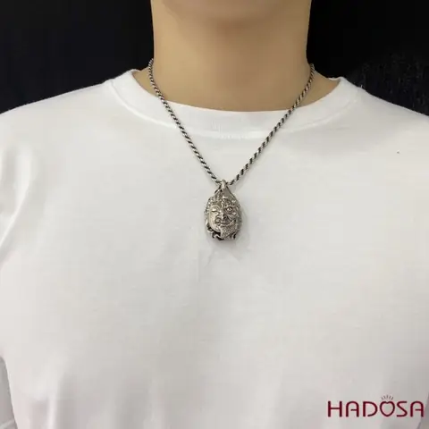 Mới Nhìn Vào Sản Phẩm Mặt Dây Chuyền Mặt Quỷ Hóa Phật Tại Hadosa, Có Lẽ Sản Phẩm Đã Khiến Khách Phải Suy Ngẫm Về Sản Phẩm Rất Nhiều, Tuy Nhiên Ý Nghĩa Sản Phẩm Đơn Thuần Chính Là Mang Lại Thông Điệp Đại Diện Cho Cái Ác Và Điều Thiện Trong Mỗi Con Người Chúng Ta.