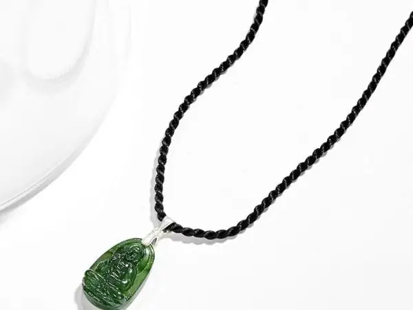 Ý Nghĩa Phong Thủy Của Mặt Phật Ngọc Bích Xanh Bọc Vàng: