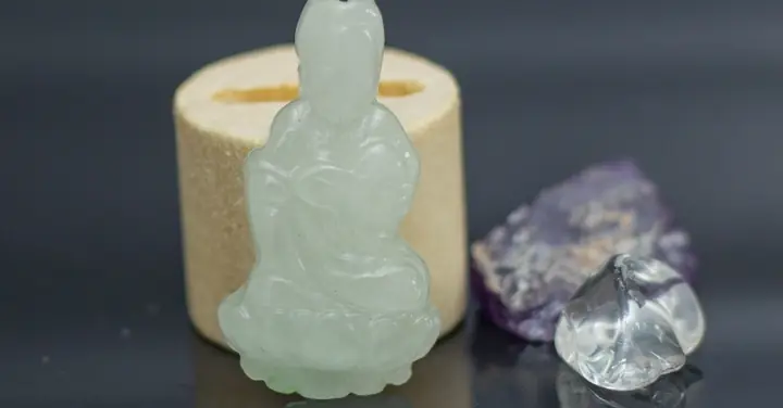So Sánh Mặt Phật Bà Quan Âm Bằng Ngọc Với Các Chất Liệu Khác