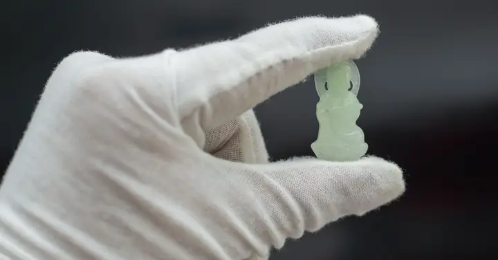 Mang Dây Chuyền Mặt Phật Bà Quan Âm Bằng Ngọc Có Lợi Ích Gì ?