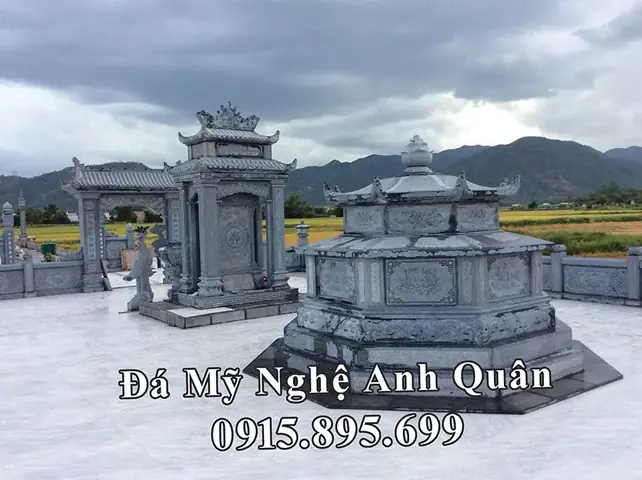 Khu Lăng Mộ Đá Đẹp, Tiêu Biểu Của Nghệ Nhân Trẻ Anh Quân Với Mộ Đá Bát Giác Nguyên Khối. Đây Chính Là Sản Phẩm Hội Tụ Tinh Hoa Của Những Nghệ Nhân Làng Nghề Đá Mỹ Nghệ Truyền Thống Kết Hợp Với Khoa Học Công Nghệ. Để Tạo Nên Một Sản Phẩm Không Chỉ Mang Giá Trị Tâm Linh Sâu Sắc Mà Còn Giá Trị Về Nghệ Thuật Với Độ Bền Vững Mãi Theo Thời Gian!