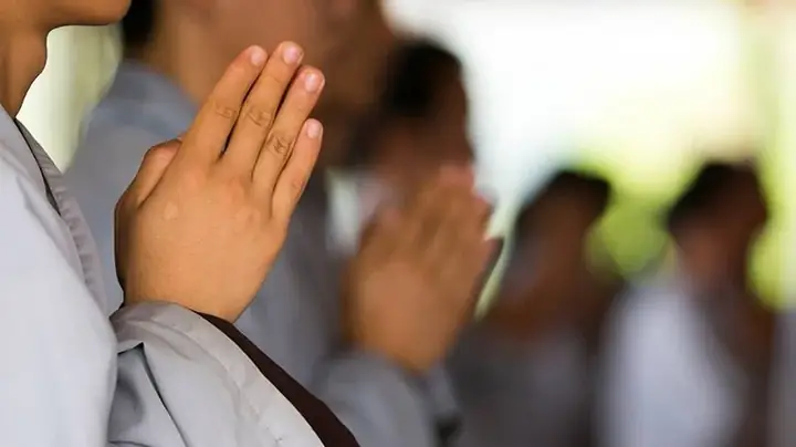 Mở Máy Niệm Phật Trong Lúc Nằm Ngủ Có Tội Lỗi Gì Không?