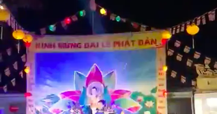 Vũ Công Mặc Gợi Cảm Nhảy Múa Trong Chùa Mừng Ngày Phật Đản ...