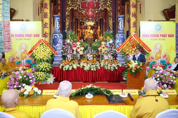 (chinhphu.vn) - Sáng 22/5, Nhân Đại Lễ Phật Đản Phật Lịch 2568 - Dương Lịch 2024, Thủ Tướng Chính Phủ Phạm Minh Chính Đã Tới Chúc Mừng Lãnh Đạo Trung Ương Giáo Hội Phật Giáo Việt Nam Và Dự Đại Lễ Phật Đản Với Chức Sắc, Tăng Ni, Phật Tử Tại Chùa Quán Sứ, Hà Nội.