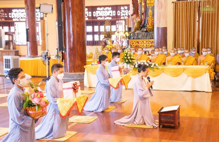 Cảm Niệm Ân Đức Trên Sư Phụ Cùng Chư Tôn Đức Tăng, Đại Diện Các Phật Tử Đã Thành Kính Dâng Phẩm Vật Cúng Dường Và Lời Chúc Sức Khỏe Lên Sư Phụ Cùng Chư Tôn Đức Tăng Ni. Từ Sự Cúng Dường Này, Các Phật Tử Hồi Hướng Công Đức Đến Cho Tất Cả Chúng Sinh Trong Khắp Pháp Giới, Nguyện Cho Chúng Sinh Cũng Được Duyên Phát Tâm Bồ Đề Cầu Vô Thượng Bồ Đề, Nguyện Cho Pháp Lành Trong Pháp Giới Này Không Dứt