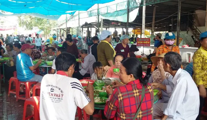 Hằng Năm, Cứ Đến Ngày 18 Tháng 5 Âm Lịch, Hàng Triệu Tín Đồ Phật Giáo Hòa Hảo Từ Khắp Nơi Trên Cả Nước Lại Nô Nức Về An Giang Để Tham Dự Đại Lễ Vía Đức Huỳnh Giáo Chủ - Người Khai Sáng Đạo Phật Giáo Hòa Hảo.