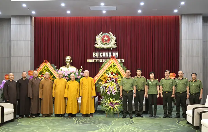 Đoàn Trung Ương Giáo Hội Phật Giáo Việt Nam Chúc Mừng 80 Năm Ngày Truyền Thống Lực Lượng Công An Nhân Dân