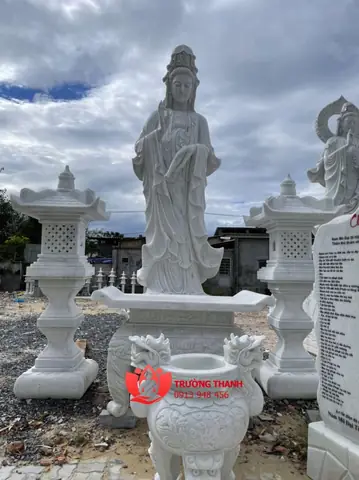 Đọc Kinh Quán Âm Cứu Khổ Dưới Chân Tượng Phật Bà Quan Âm Bồ ...