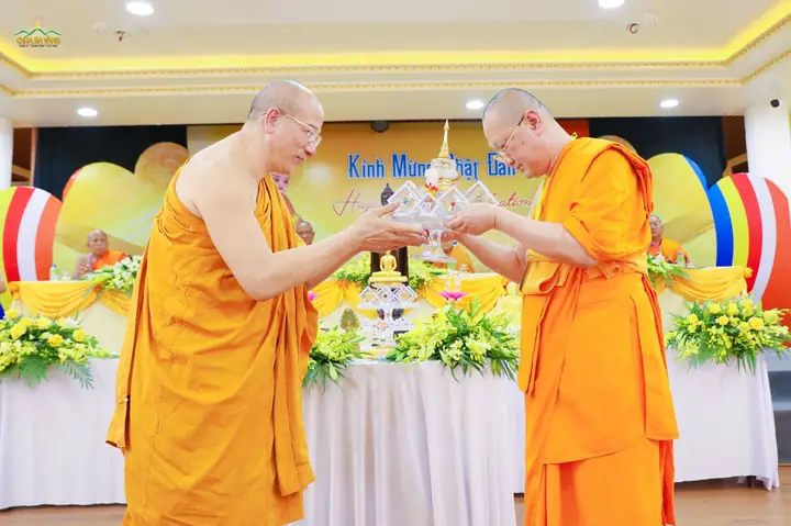 Chư Tăng Các Nước Hòa Hợp Trong Ngôi Nhà Phật Pháp