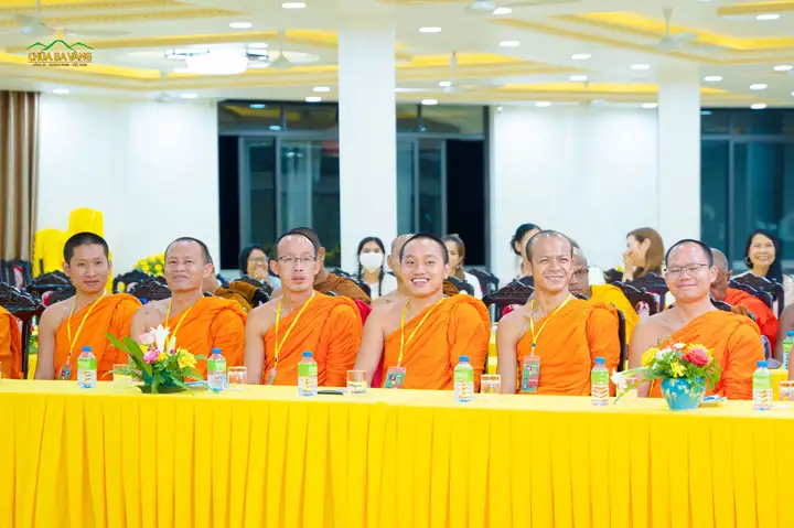 Chư Tăng Các Nước Hòa Hợp Trong Ngôi Nhà Phật Pháp