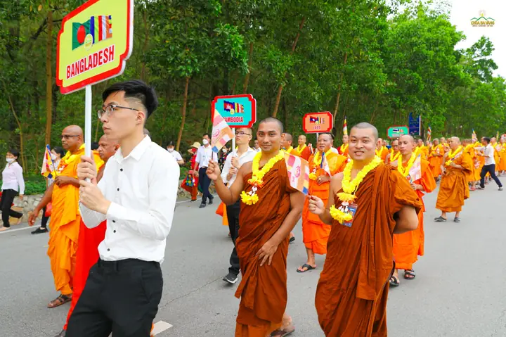 Chư Tăng Các Nước Hòa Hợp Trong Ngôi Nhà Phật Pháp