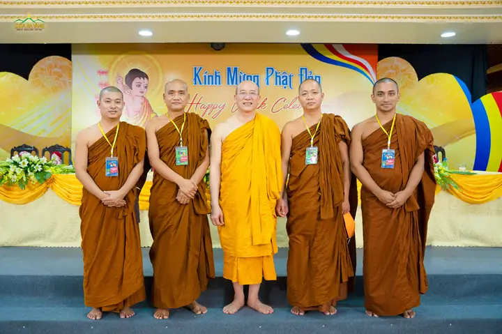 Chư Tăng Các Nước Hòa Hợp Trong Ngôi Nhà Phật Pháp