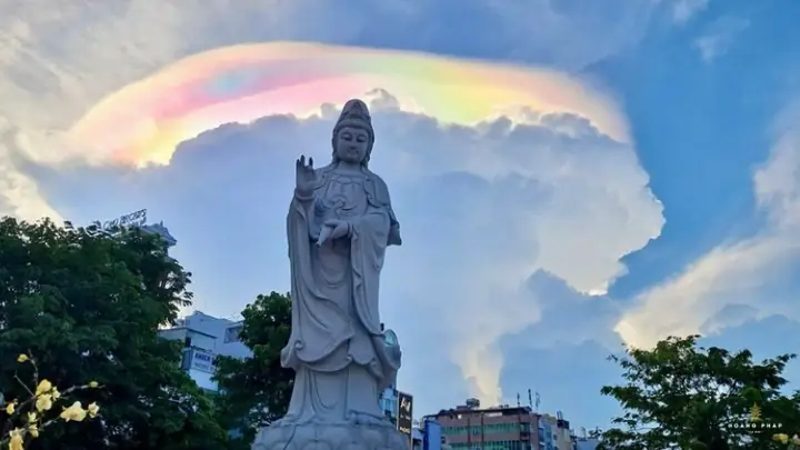 Mây Ngũ Sắc Trong Phật Giáo: Dấu Hiệu Linh Thiêng Của Giác Ngộ