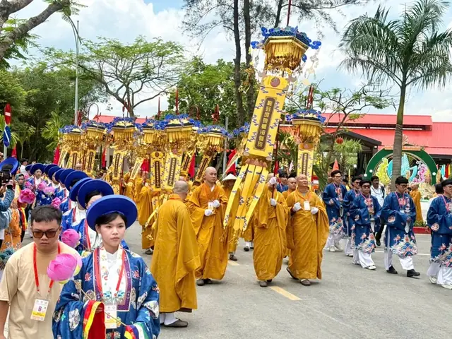 Những Hình Ảnh Cung Rước Xá Lợi Đức Phật Về Bình Chánh- Ảnh 3.