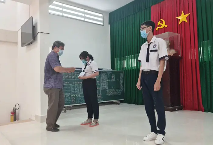 Tiền Giang: Niệm Phật Đường Liên Hoa Bàn Giao Nhà Tình Thương Và Tặng Học Bổng Cho Học Sinh Hiếu Học