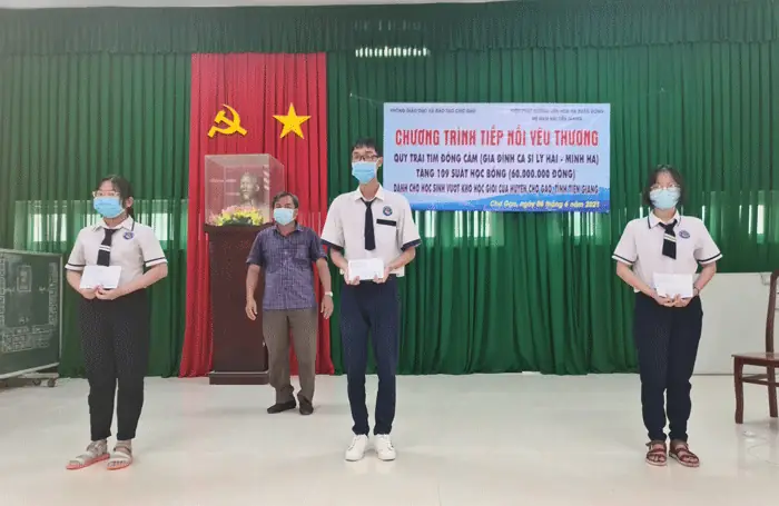 Tiền Giang: Niệm Phật Đường Liên Hoa Bàn Giao Nhà Tình Thương Và Tặng Học Bổng Cho Học Sinh Hiếu Học