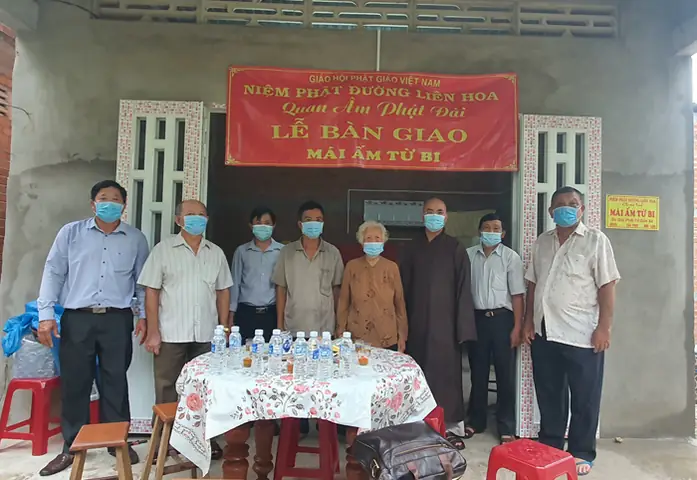 Tiền Giang: Niệm Phật Đường Liên Hoa Bàn Giao Nhà Tình Thương Và Tặng Học Bổng Cho Học Sinh Hiếu Học