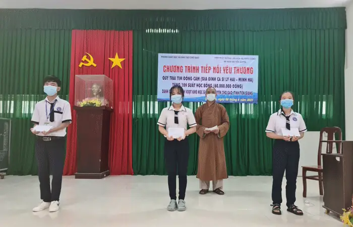 Tiền Giang: Niệm Phật Đường Liên Hoa Bàn Giao Nhà Tình Thương Và Tặng Học Bổng Cho Học Sinh Hiếu Học