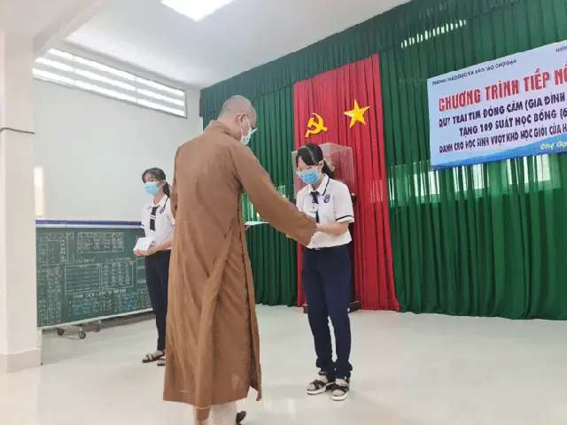Tiền Giang: Niệm Phật Đường Liên Hoa Bàn Giao Nhà Tình Thương Và Tặng Học Bổng Cho Học Sinh Hiếu Học