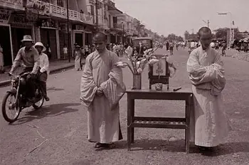 Bàn Thờ Phật Xuống Đường