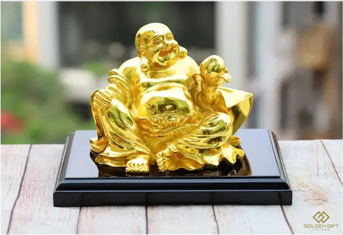 Ý Nghĩa Việc Đặt Phật Di Lặc Trên Bàn Thờ Thần Tài